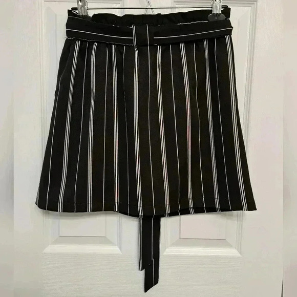 ❤️ Urban Heritage Black and White Striped Skirt - Picture 3 of 6